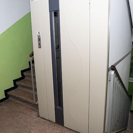 Lovely One Bedroom Apartment Нове-Замки Екстер'єр фото