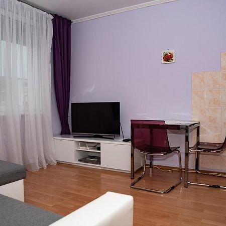 Lovely One Bedroom Apartment Нове-Замки Екстер'єр фото