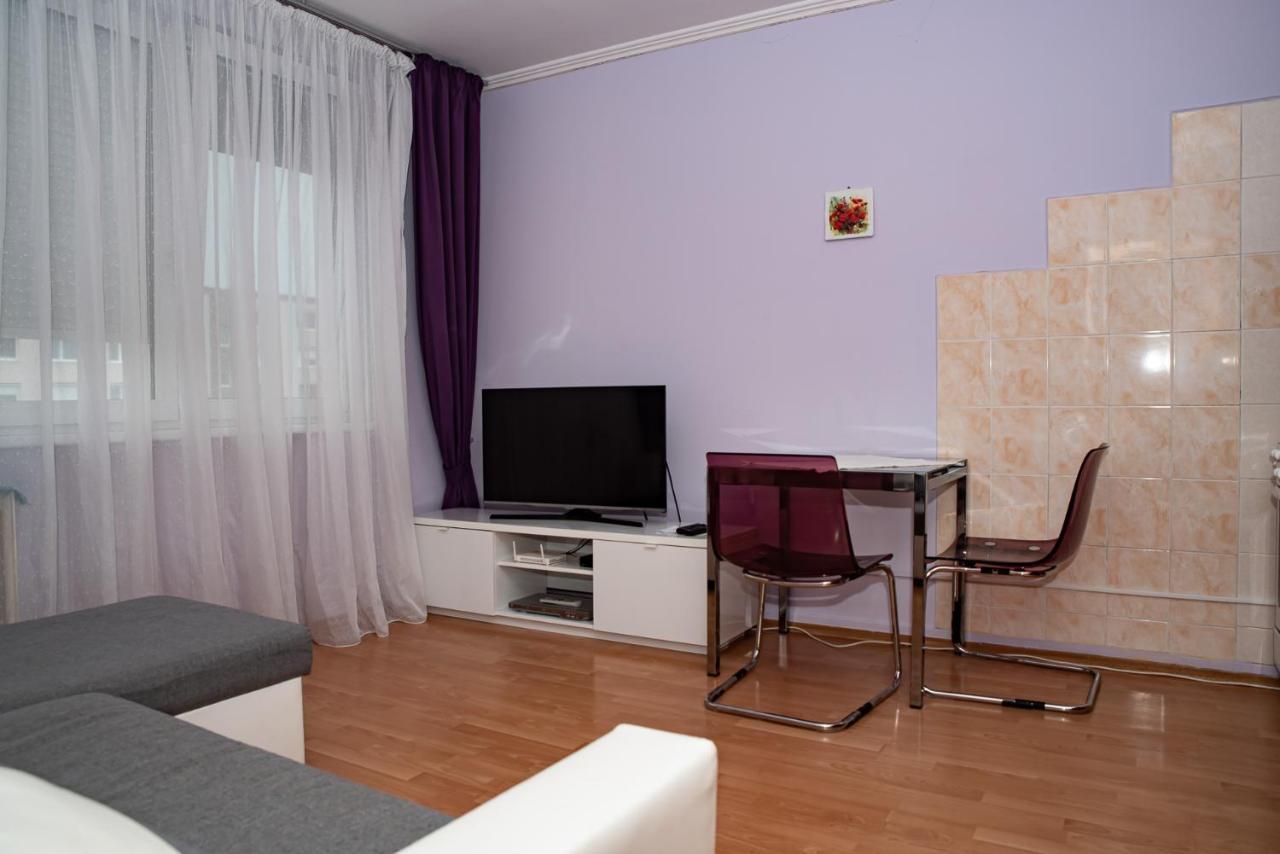 Lovely One Bedroom Apartment Нове-Замки Екстер'єр фото